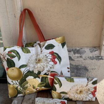 Set coordinato con borsa impermeabile, pochette e beauty case Fiori e Frutta
