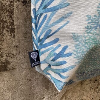 Dettaglio fantasia coralli azzurri su cotone impermeabile