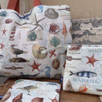 Set coordinato con borsa impermeabile, pochette e beauty case Mare Gabbiani,