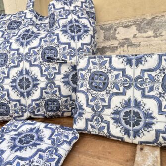 Set coordinato con tote bag, pochette e beauty case in tessuto Maioliche Azulejos