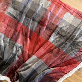 pile a scacchi grigio e rosso