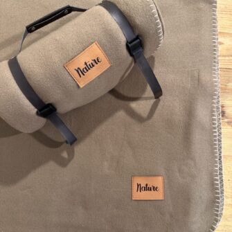 Plaid in pile Nature color Visone. Caldo, delizioso, raffinato