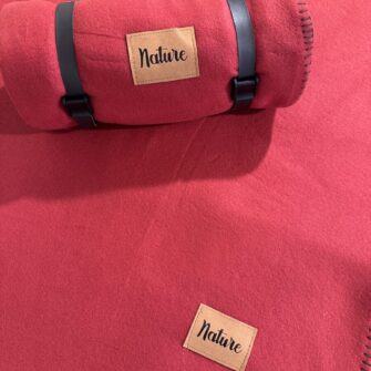 Plaid confezionato con cinghie e maniglia in ecopelle