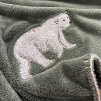 particolare del ricamo plaid orsi