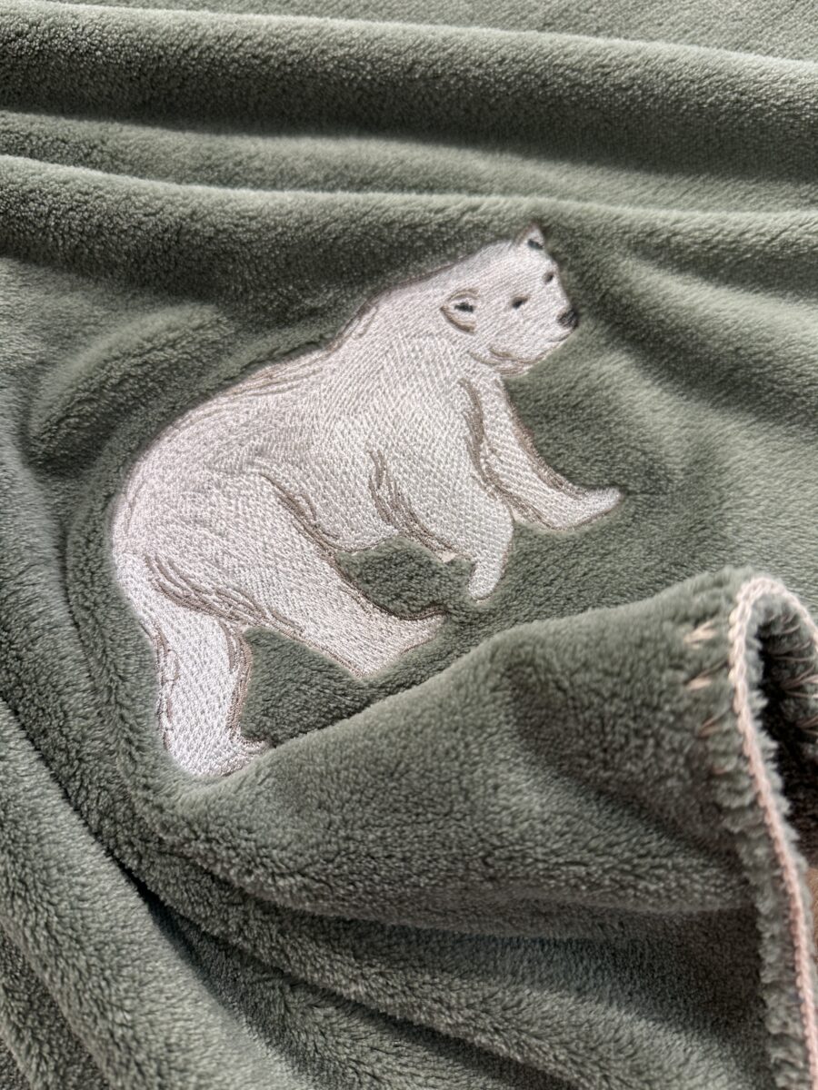 particolare del ricamo plaid orsi