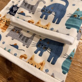 particolare del bordo asciugamani gatti azzurri