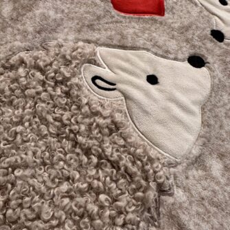 Particolare del Plaid Ricci in microfibra con borsa in feltro