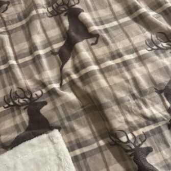 in micropile con retro agnellato bianco. Caldo, morbido e decorativo, perfetto per l’inverno e l’arredo di montagna.