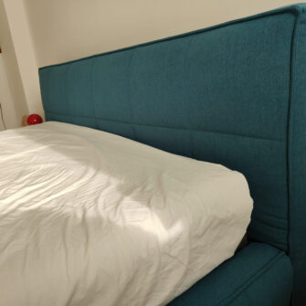 rivestimento su misura per letto con testata e giroletto
