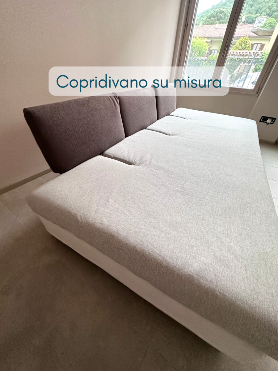 copridivano con elastici e fessure per schienali (2) copridivano per divano con schienali scorrevoli