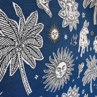 particolare del tessuto jacquard zodiaco