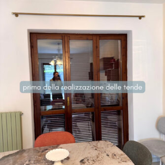 finestra prima della tenda con effetto doppio tendaggio