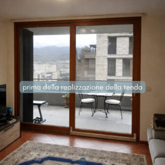grande finestra prima della tenda a rullo su misura