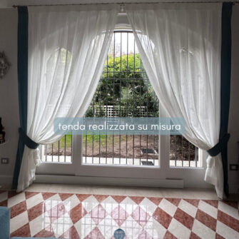 tenda con bordi su misura dopo l'installazione