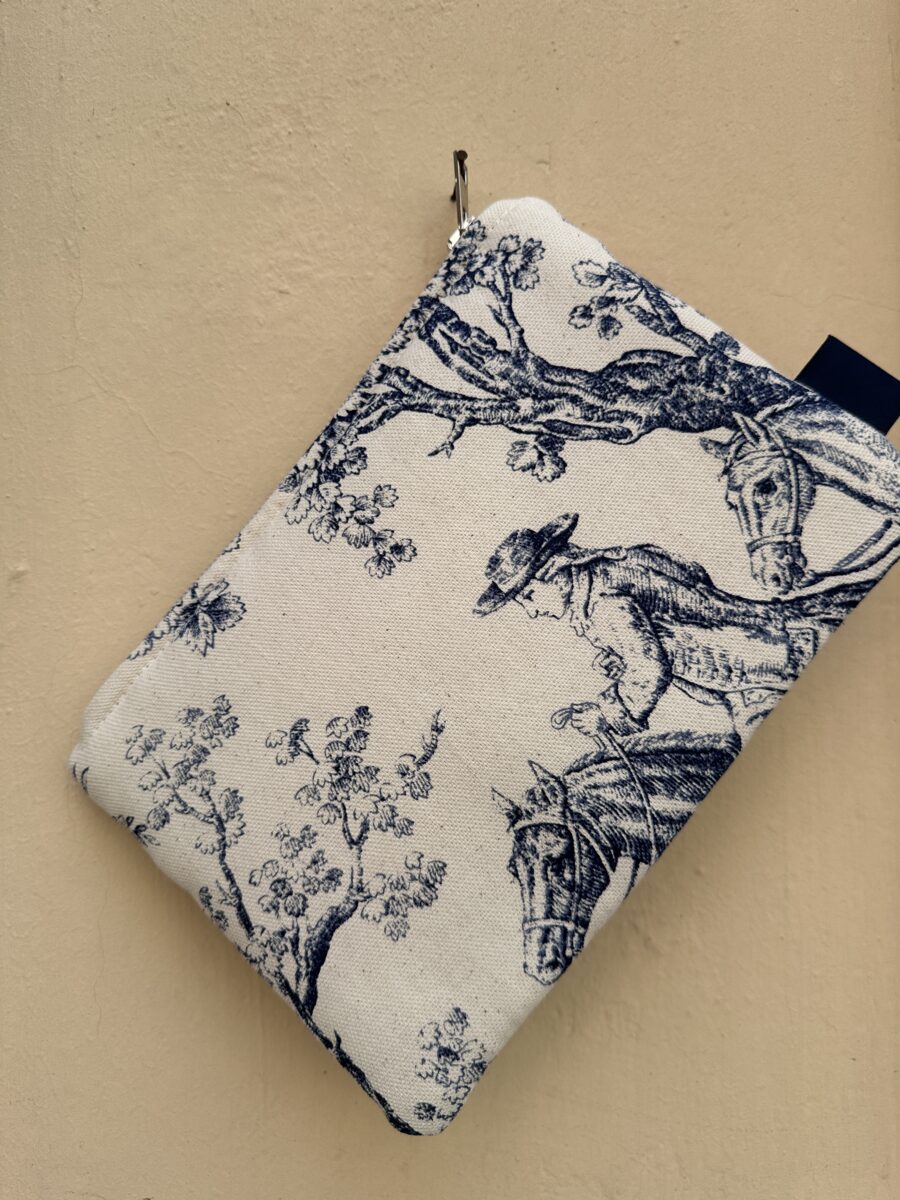 POCHETTE TOILE DE JOUY (1) Pochette Toile de Jouy chiusa con cerniera decorativa