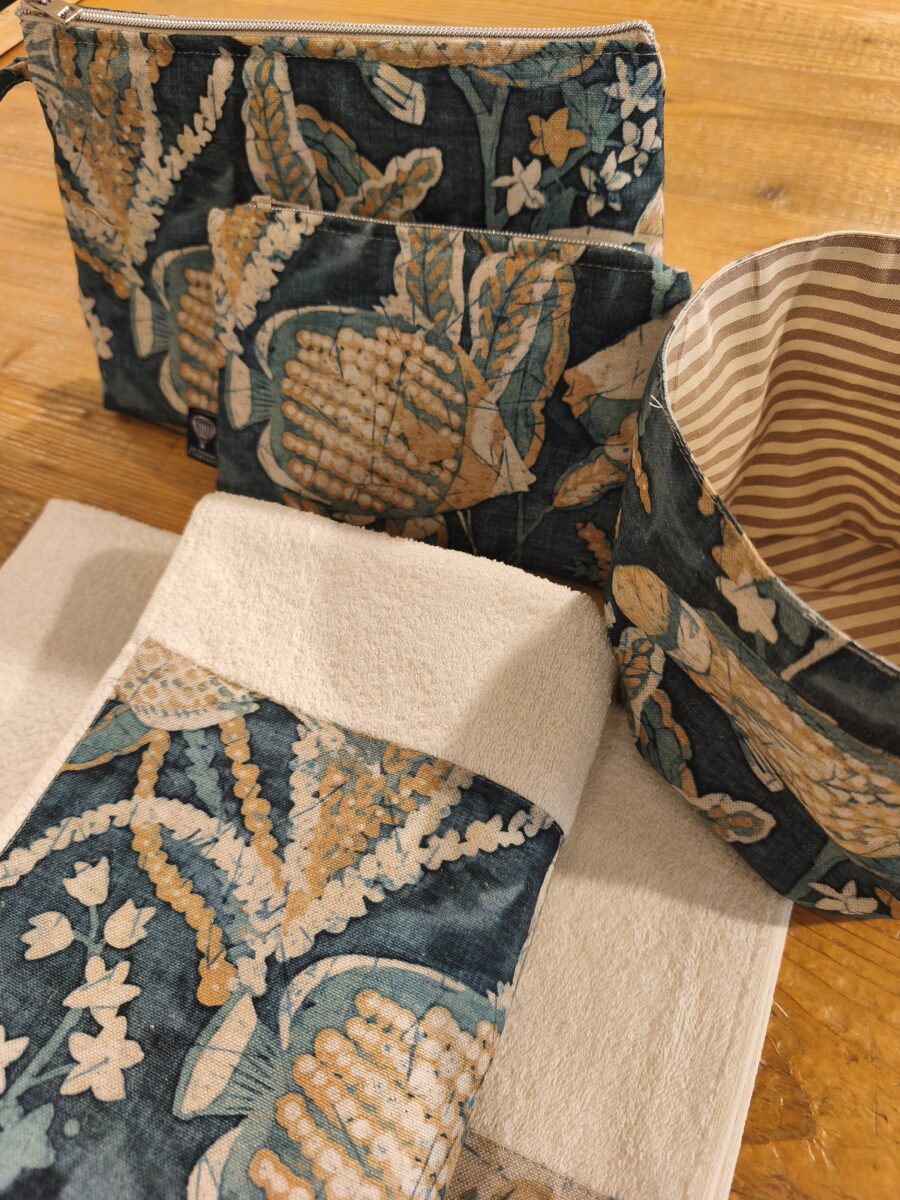 coppia asciugamani pesci batik con accessori (1) coppia-asciugamani-pesci-batik-con-accessori