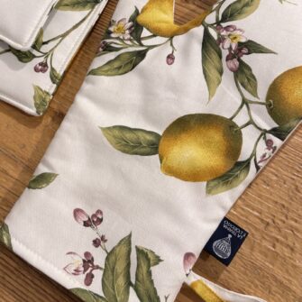 particolare del guanto cucina Limoni Positano in cotone imbottito 18x33 cm